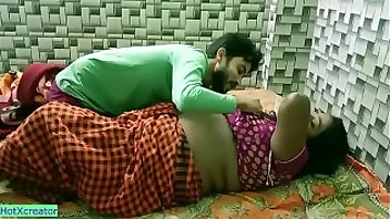 Aunty Indian Porn Movies: Hindi desi aunt gets fucked by neighbor in a steamy video